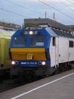 nord-ostsee-bahn-nob Am 04.05.2009: eine Lok 07 der NOB vom Typ MaK DE 2700 steht in Hamburg-ALtona zur Abfahrt bereit nach Westerland/Sylt