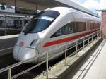 Am 04.05.2009 kurz vor der Abfahrt nach Berlin: ICE-T im ...