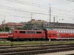 Die 111 205 am 16.05.2009 mit einem RE bei der ...