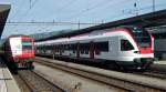 rabe-523-flirt SBB: Das im Moment (20.5.09) wohl neueste Gef�hrt der SBB ist der RABe 523 015. Nebst dem er ziemlich neu aussieht, lautet das Inbetriebstelldatum: 8.5.09, und der Aufdruck 'Stadtbahn Zug' fehlt ebenfalls noch. Links im Bild die S26 Rotkreuz-Aarau, rechts im Bild knapp zu erkennen der IR Luzern-Z�rich HB.