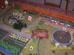 LGB Auf einer Gartenbahnanlage baute man diese Miniaturgartenbahn nach.Gesehen bei der Modellbahnausstellung in Sassnitz.