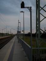 Lichtsignale Dies ist auch ein Lichtsignal aber es steht in keinem Signalbuch.Als Hilfe f�r den Lokf�hrer oder Zugf�hrer wird bei schlechten Wetter z.B. Nebel durch Aufleuchten eines wei�en Lichtes die Fahrstellung des Ausfahrsignales angezeigt.Alle Bahnsteigleise in Bergen/R�gen besitzen so ein Lichtsignal.