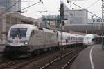 BR 182 182 004-2 mit einem IC in D�sseldorf Hbf am 05.04.2009