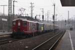 re-4-4-i-re-410 Re 4/4 Dotra mit dem Hetzerather bei der Einfahrt in D�sseldorf Hbf am 05.04.2009