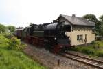 BR 65 65 1049-9 passiert mit dem SEM Sonderzug am 22.05.09 das kleine Bahnw�rterh�uschen kurz nach dem Bahnhof Scheibenberg. Das Haus hatte mein Onkel zu DDR Zeiten begonnen auszubauen, er verungl�ckte dann aber beim rangieren im Bahnhof Scheibenberg.