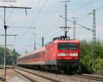 BR 143 mit Zugen RE 4944 (Stuttgart Hbf-W�rzburg Hbf) mit Schublok 143 802-7 bei der Durchfahrt K�nigshofen 22.5.09