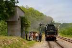 wutachtalbahn-ev-wtb Auch ein Dampfross hat mal Durst - und sogar gewaltigen.
50 2988 beim 'Betanken' im Bahnhof Weizen. 21. Mai 2009