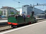 GENF Nach dem Herbringen des Personenzugs aus dem 19ten Jahrhundert, f�hrt die Lok 'Genf' mit vier Lokf�hrern im R�ckw�rtsgang ihm nach. (Luzern, 23.5.09)