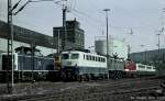 Hagen Abgestellte Loks, verschiedener Baureihen, im Bw Hagen Eck.
Im Hintergrund ist noch das ehemalige Stra�enbahndepot zu erkennen.
Aufn. 1990