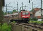 BR 143 mit Zugen 143 572-6 bringt ihren RE nach Halle (Saale). Hier bei der Ausfahrt Eisenach am 21.05.2009.