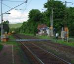 Sonstiges Meine G�te...! Zu beachten, der Mann rechts am B�, der meinte, trotz der schon deutlich sicht- und vor allem h�rbarenbaren (die hat ne mords laute Tr�te) Baumaschine, noch r�ber zu m�ssen. Er wollte sich von jemandem am Bahnsteig verabschieden... er war auch nicht sonderlich gut zu Fu� so das daraus beinahe ein Abschied f�r immer h�tte werden k�nnen. Friedlos, 17.05.2009.