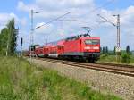 BR 143 mit Zugen 143 885-2 schiebt am 23.5.2009 einen Zug der S-1 nach Mei�en-Triebischtal. Offensichtlich herrscht Wagenmangel bei der S-Bahn Dresden, sodass in einigen Z�gen auch ehemalige DR-Doppelstockwagen eingesetzt werden. 
PS: Gr��e an den netten Tf!