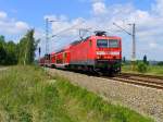 BR 143 mit Zugen 143 585-8 zieht einen Zug der S-1 nach Sch�na. Hier am 23.5.2009 bei Neus�rnewitz.