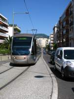 Nizza Strasenbahn Und so sieht das ganze mit gehobenem Panthographen aus: Strassenbahn Nice/Nizza zwischen den Haltestellen Valrose Universit� und Gorbella. Auf diesem Abschnitt sind die Gleise richtungsgetrennt in zwei parallel verlaufenden Einbahnstrassen angelegt. (18. Mai 2009)