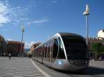 Nizza Strasenbahn Nice, Place Mass�na: Noch vor wenigen Jahren w�re man hier wohl im Verkehrschaos versunken. Inzwischwn f�hrt hier aber die erste Linie der neuen Strassenbahn von Nice - oberleitungslos. Um das Stadtbild zu schonen f�hrt 'le tramway' auf zwei kurzen Abschnitten im Stadtzentrum mit Akku. (18.Mai 2009)