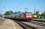BR 146 mit Zugen Rot trifft Gelb, unter diesem Motto konnte ich am 23.5.2009 dieses Bild aufnehmen. 146 216-7 schiebt gerade einen RE nach Donauw�rth aus dem G�ppinger Bahnhof und trifft dabei auf einen Schienenkran von Leonhard Weiss.