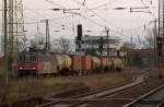 Auslandische Loks SBB Cargo 421 374-0 mit einem gemischten G�terzug, bei der Durchfahrt in Gro�korbetha; 02.12.2008