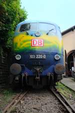 BR 103 Eine Sch�nheit in der Frontansicht: 103 220-0 in der 1995 angebrachten Touristiklackierung. (Neustadt/Weinstrasse, Mai 2009).