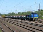 MWB Mittelweserbahn MWB (Mittelweserbahn) V2103 mit Betonschwellen und einem Bauzug von Schweerbau, verl�sst soeben D�sseldorf-Rath. 23.05.2009.