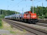 DE 84 der HGK zieht einen langen G�terzug durch K�ln-West. ...