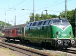 br-220-db-v-200 Eine V200 der Brohltal Eisenbahn Gmbh f�hrt mit einem Silberling am Haken K�ln-West. Aufgenommen am 23/05/2009.