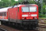 BR 143 Lokportraits Die 143 825-8 f�hrt energiesparend neuen Jobs entgegen. Hier h�ngt sie am Ende eines Zuges mit diversen unbesetzten Wagen, die vermutlich von einer Wartung zur�ck kamen. Gezogen wurde dieser Zug von der 115 346-9 am 03.05.2009.