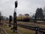 Die 217 002 am 06.02.2009 mit einem Schienenschleifzug in Pfarrkirchen. ...