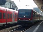 Hier f�hrt der 629-006 (628) am 21.03.2005 in Worms Hbf ...