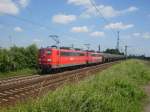 BR 151 151 128 mit einer Schwesterlok vor einem langen Kesselwagenzug in Ahlten