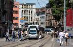 Saarbahn Die Stadtbahn bringt ein bisschen urbanes Leben in die Stadt zur�ck. Fr�her haben hier vermutlich den Autos mehrer Fahrspuren zur Verf�gung gestanden. Heute herrscht hier reger Fahrgastverkehr an der zentralen Haltestelle 'Johanneskirche' in der Innenstadt von Saarbr�cken. 23.05.2009 (Matthias)