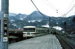 ehemstaatsbahn-und-jr---gleichstrom-intercity-zuge Serie 185: 1981/2 gebauter Gleichstromzug, als 'Allround-Design' f�r normale wie auch zuschlagspflichtige Intercityz�ge. Bis 1985 ber�hmt als bequeme 'Relay-Z�ge', um die Verbindung zwischen Tokyo und den damals erst ab �miya fahrenden Shinkansenz�gen nach Norden herzustellen. Total 227 Wagen, heute eingesetzt in die zentralen Berge und auf die Izu-Halbinsel. Bild: Endwagen KUHA 185-306 in Haneo mit dem Wintersport-Sonderzug 'Shirane' im Zentralgebirge, 8.M�rz 1985.
