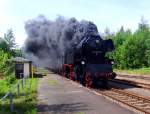 BR 65 Ein paar Meter weiter durchf�hrt 65 1049-9 unter Volldampf den Bahnhof Gr�nst�dtel, 21.05.2009.