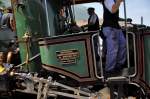 RB Rigi Bahnen Dampfloktreffen Goldau 24.Mai 2009. Langsam dampft die weltweit einzige, betriebsf�hige Zahnrad-Dampflokomotive mit stehendem Kessel dicht an mir vorbei.