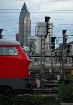 Experimente - Anders gesehen Gro�stadtleben. Die Abschlepp-218 wartet auf ihren ICE... (Frankfurt Hbf, 23. Mai 2009)