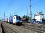 wiener-lokalbahnen-ag ES64U2-20(WLB)zieht einen Containerzug in Marchtrenk Richtung Linz;090525