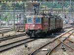 re-10-10-re-4-4-und-re-6-6 SBB - Lokzug mit der Re 4/4 11251 an der Spitze vor einer noch Gr�nen Re 6/6 und einer weitereren Re 6/6 und Re 4/4 bei der Durchfahrt im Bahnhofsareal von Arth-Goldau am 23.05.2009 