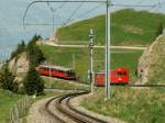 RB Rigi Bahnen Hochbetrieb auf der 'K�nigin der Berge' Zwei Z�ge der VRB auf der Talfahrt Richtung Vitznau.Links das Gleis der ARB.Rigi-Kulm 23.05.09