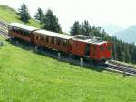 RB Rigi Bahnen VRB Zug mit zwei Vorstellwagen auf der Talfahrt Richtung Vitznau.23.05.09