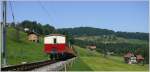 AB RHB Rorschach-Heiden-Bergbahn In diesem Fall ist es ein Nachschuss, muss aber nicht zwingend sein, denn die Wagen der Rorschach Heiden Bergbahn (RHB) werden bergw�rts immer geschoben. Hier befindet sich der BDeh 3/6 25 mit Fahrradwagen und drei Sommerwagen zwischen Heiden und Schwendi. (25.05.2009)