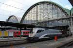 br-1016 Rindvieh (III). Der Taurus mit dem semantischen Fehler f�hrt nach getaner Arbeit am 23. Mai 2009 alleine aus der Halle des Hauptbahnhof Frankfurt. Wer genau liest, entdeckt auch im Jahr 2009 noch: 'Railjet ab 2008'. 
