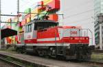 br-1163 Bunte Lok vor buntem Hintergrund. 1163 011 am 1. Mai 20098 in Salzburg Hbf.