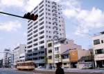 matsuyama Matsuyama Strassenbahn (Insel Shikoku): In wenigen Jahren wuchsen die H�user dieser kleinen Burgstadt wie Orgelpfeifen von ganz klein (rechts) zu riesig (links). Die einst wuchtig wirkende Strassenbahn wird proportional immer winziger. Wagen 2003 am 8.April 2008. 