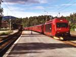 El18 Die BR 18 der Norske Statsbaner ist begr�ndet auf die Re 460 (SBB). Hier ist 18 2258 mit Zug 46 Trondheim-Oslo unterwegs auf die Dovrebanen (Bahnhof Domb�s) am 7-7-2000. Bild und scan: Date Jan de Vries.