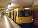 U-Bahn Berlin U-Bahnlinie 7 nach S+U Bahnhof Rathaus Spandau im U-Bahnhof Fehrbelliner Platz.