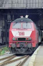 lubeck L�beck Hbf 1989. Die 218 432 hat gerade einen Wendezug aus Travem�nde angebracht.
1996 wurde sie in 210 432 umgebaut. Anfang 1999 erfolgte allerdings der R�ckbau in 218 432 anschlie�end Umlackierung. 