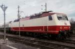 BR 120 1983 wartet die 120 003 in Hagen-Kabel (Ruhr-Sieg Strecke) mit einem Messug auf Ausfahrt.