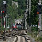 br-4024 Eingerahmt von den Ausfahrsignalen des Bahnhofs Brixlegg verl�sst ein 4024 den kurzen Tunnel zwischen Rattenberg und Brixlegg.