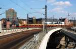 berlin-hauptbahnhof-lehrter-bahnhof Ein S-Bahntriebzug der BR 481 erreicht am 09.04.09 Berlin Hbf.