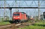 BR 185 mit Zugen 185 310 mit einer 155er im Schlepp bei der Durchfahrt durch den Bhf Stralsund nach Mukran am 19.05.09