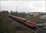 BR 140 mit Zugen 140 572-9 f�hrt mit einem Autoteilezug an einem Baumaschinenh�ndler vorr�ber. (28.03.2009)
